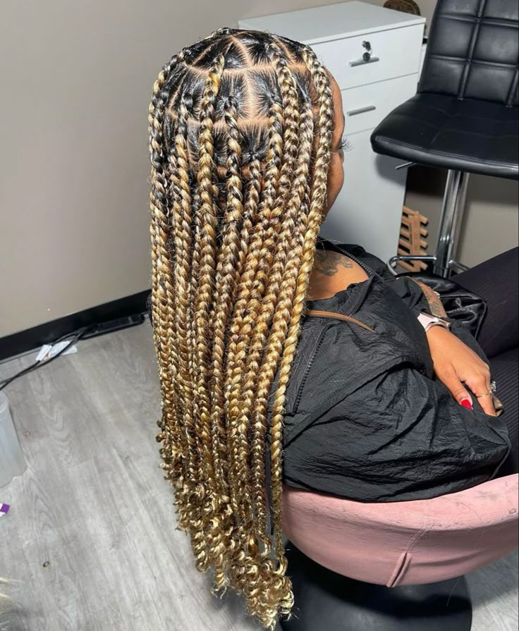 Big Blonde Knotless Braids, Jumbo Braids Color, Black And Blonde Large Knotless Braids, Honey Blonde Jumbo Knotless Braids, Blonde Large Box Braids, Large Blonde Box Braids, Blonde Large Knotless Box Braids, Jumbo Knotless Box Braids Blonde, Jumbo Blonde Knotless Box Braids