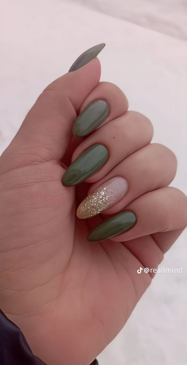 Olive Green And Gold Nails Designs, Green And Brown Nail Designs, Mint Green Nail Art, Trendy Green Nails, Chic Almond Nails, Green Nail Art Ideas, Nail Parlour, Nail Polish Style, Mint Nails