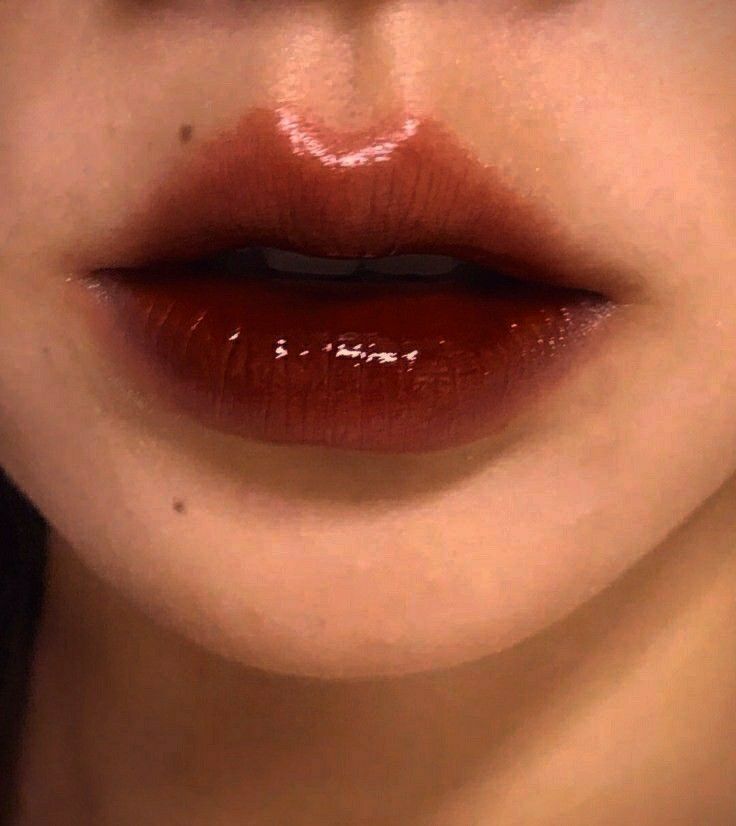 Dark Red Lipstick Aesthetic Grunge, Fairy Lip Makeup, Natural Red Lips Aesthetic, Blurred Red Lip, Dark Glossy Lips, Dark Red Douyin Makeup, Dark Lip Look, Red Lipgloss Aesthetic, Dark Red Lip Tint