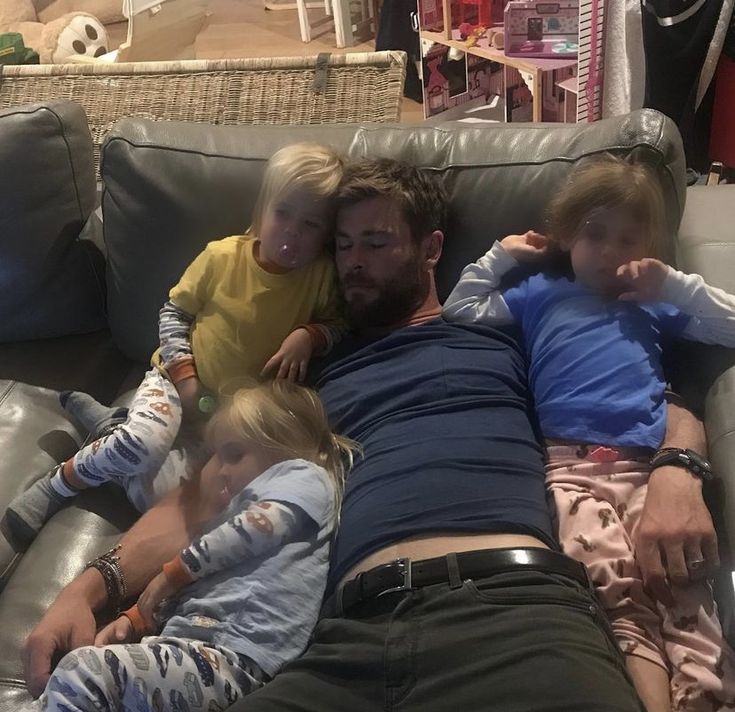 Evelyn And Emily, Chris Hemsworth Family, Chris Hemsworth Kids, Hemsworth Brothers, Thor X Loki, Chris Hemsworth Thor, Christopher Evans, Elsa Pataky, Liam Hemsworth