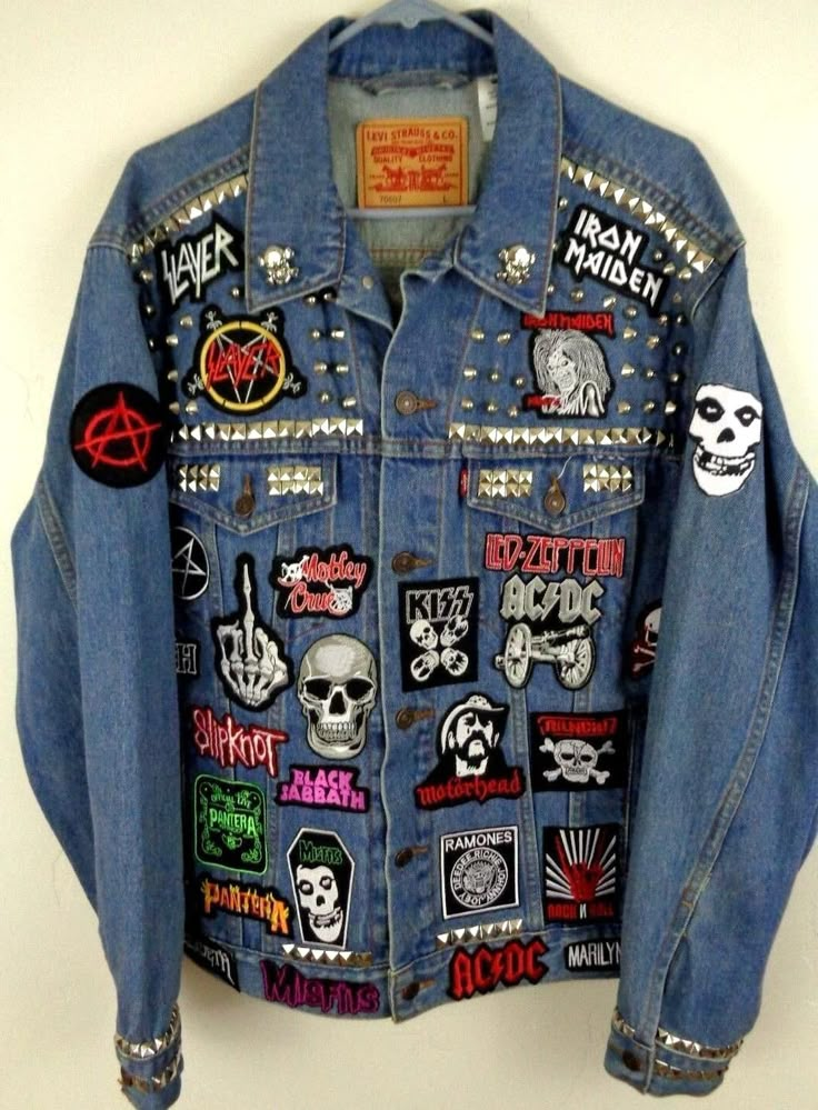 Punk Denim Jacket, Jean Vest Outfits, Rock Style Men, Punk Fashion Diy, Jacket With Patches, Jean Jacket Patches, Jacket Patches, Diy Denim Jacket, Levi Denim Jacket