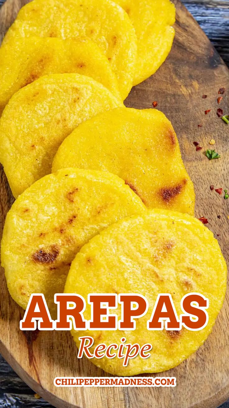 Closeup of the delicious arepas on a wooden board. Cornbread Cakes, Simple Cornbread, Corn Flour Recipes, Columbian Recipes, Masa Recipes, Arepas Recipe, Recipes Chili, Venezuelan Food, Pepper Recipes