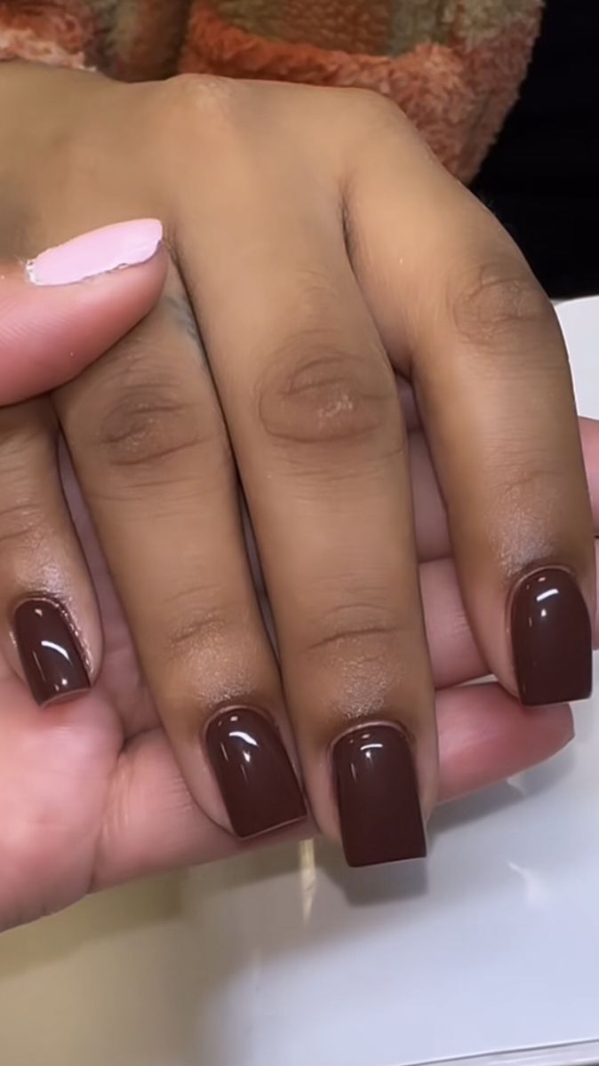 Dark Acrylic Nails Short, Short Brown Square Nails, Classy Short Nails For Work, Short Fall Nails Black Women, Brown Short Square Nails, Shorties Nails Square Fall, Short Brown Acrylic Nails, Short Dip Nails Fall, Brown Acrylic Nails Short