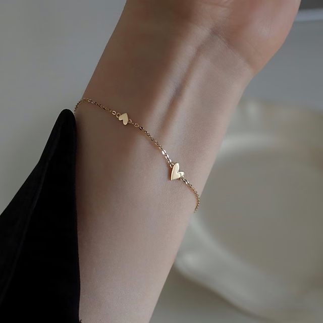 TotallyNaturalGift - Etsy Gold Heart Bracelet, Bracelet Love, Bracelet Dainty, Simple Bracelets, Classy Jewelry, Jewelry Lookbook, Dainty Bracelets, Fancy Jewelry, Sweet Heart