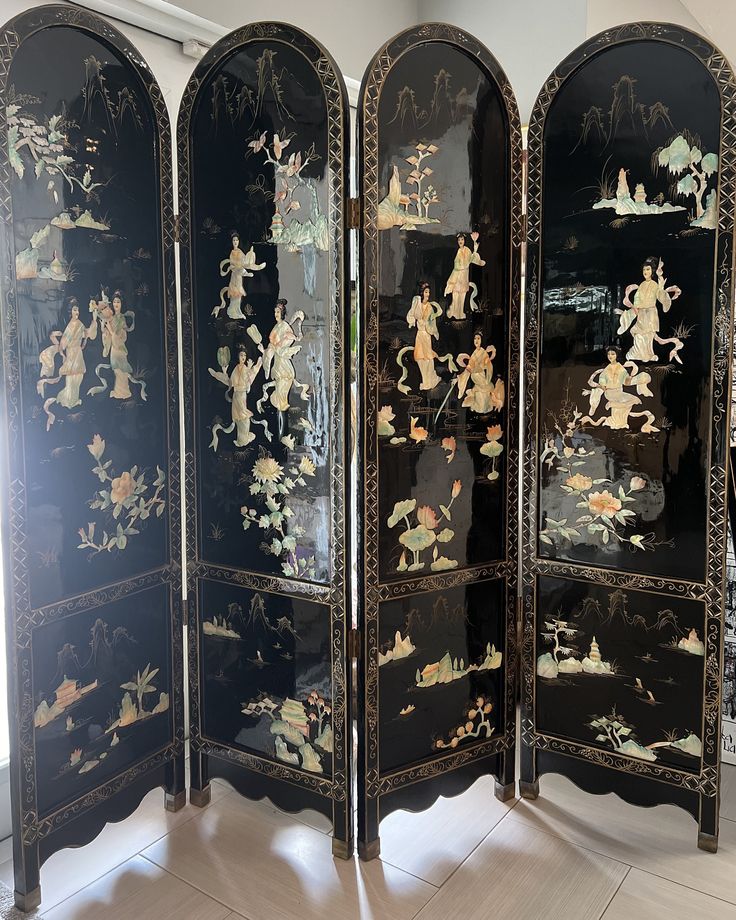 This exquisite antique Japanese room divider is a stunning piece that will add a touch of elegance to any space. The divider features four panels made of black wood, each adorned with intricate hand-painted designs and mother of pearl. These panels are perfect for those who appreciate the beauty of Japanese art and design. The room divider is an original antique piece that has stood the test of time. It is a rare find for collectors and enthusiasts of Asian antiques. The divider was crafted in Japan and is estimated to be in the post-1940 age group. It is a unique addition to any collection and is perfect for display in any living space. Japanese Room Divider, Asian Room, Bedroom Colour Palette, Japanese Screen, Japanese Room, Asian Antiques, Japanese Antiques, Tea Shop, Dream Bedroom