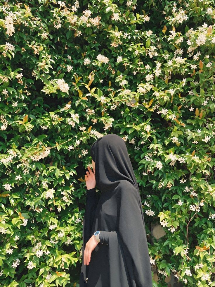 Hijab Profile, Fire Movement, Eid Looks, Hijab Hipster, Popular Celebrities, Art Photography Portrait, Hijabi Aesthetic, Style Hijab, Muslimah Aesthetic