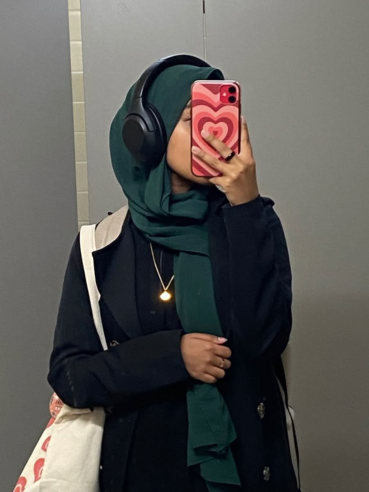 Green Outfit Modest, Hijab With Black Outfit, Hijab And Hoodie, Forest Green Aesthetic Outfit, Dark Green Hijab Outfit, Black Outfit Hijab Casual, Green Hijab Aesthetic, All Black Hijab Outfit, Black Green Aesthetic