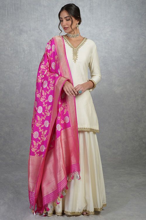 Hot Pink Sona Roopa Banarasi Zari Handwoven Pure Silk Dupatta Pink Duppta Combination, Hot Pink Dupatta, Silk Dupatta Suits, Dupatta Outfits, Banarasi Suits, Designer Dress For Men, Pink Kurti, Women Talking, Dresses For Men