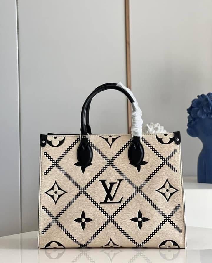 This Onthego MM tote features a stitched motif that echoes the quilted interior of Louis Vuitton’s original trunks. The Monogram Empreinte leather is first printed, then embossed and embroidered with the pattern, to create a rich, crafted effect. A statement piece of the season, the bag is a versatile companion that lends itself to a variety of carry styles. DETAILED FEATURES 35 x 27 x 14 cm (Length x height x width ) Crème Beige / Black Embroidered embossed supple grained cowhide leather Supple smooth cowhide-leather trim Microfiber lining (Black) Gold-color hardware Inside flat zipped pocket Inside double pocket Handle: Double This reference is either Made in France, Spain, Italy or in the US. The Louis Vuitton OnTheGo MM Bag destined to impress, and priced at only $400.00, for a limited Bags 2014, Pochette Louis Vuitton, Luxury Experience, Luxury Purses, Vuitton Bag, Cowhide Leather, Leather Trims, Purses And Handbags, Louis Vuitton Bag