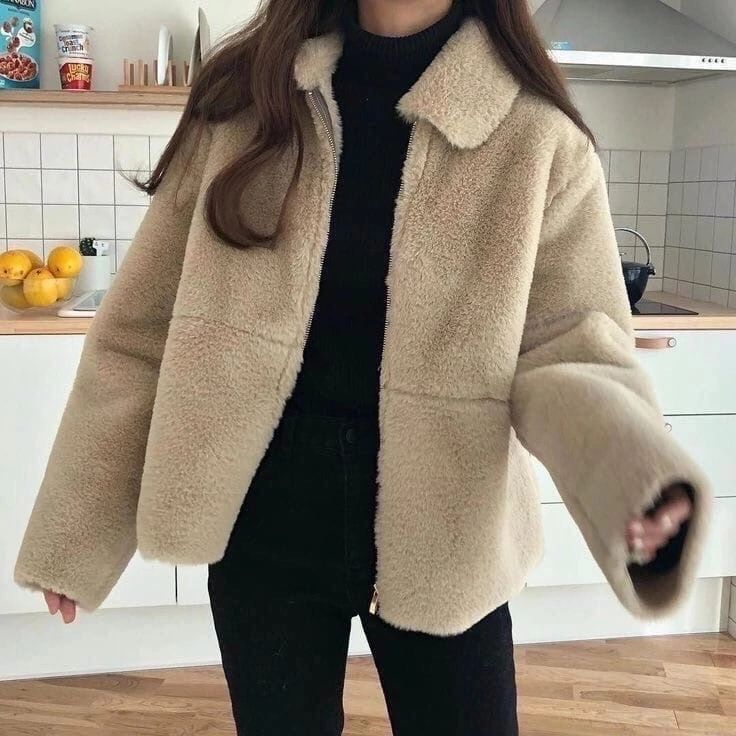 Fuzzy Jacket Outfit, Outfit Ideas Korean Asian Style, Fluffy Jacket Outfit, Korean Fall Outfits, Outfit Ideas Korean, Korean Fashion Fall, Korean Fashion Winter, Fall Fashion Trends Women, Korean Fashion Summer