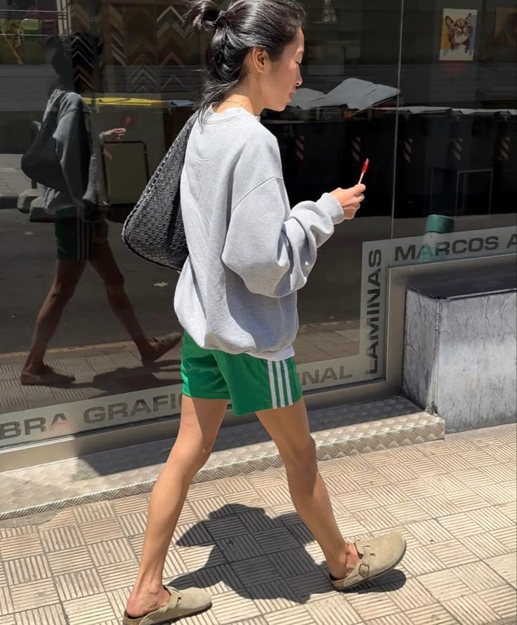 Adidas Shorts Outfit, Grandpa Fashion, Madison Beer Outfits, Mama Style, Shorts Outfit, Love Clothing, Adidas Shorts, Green Shorts, Looks Style