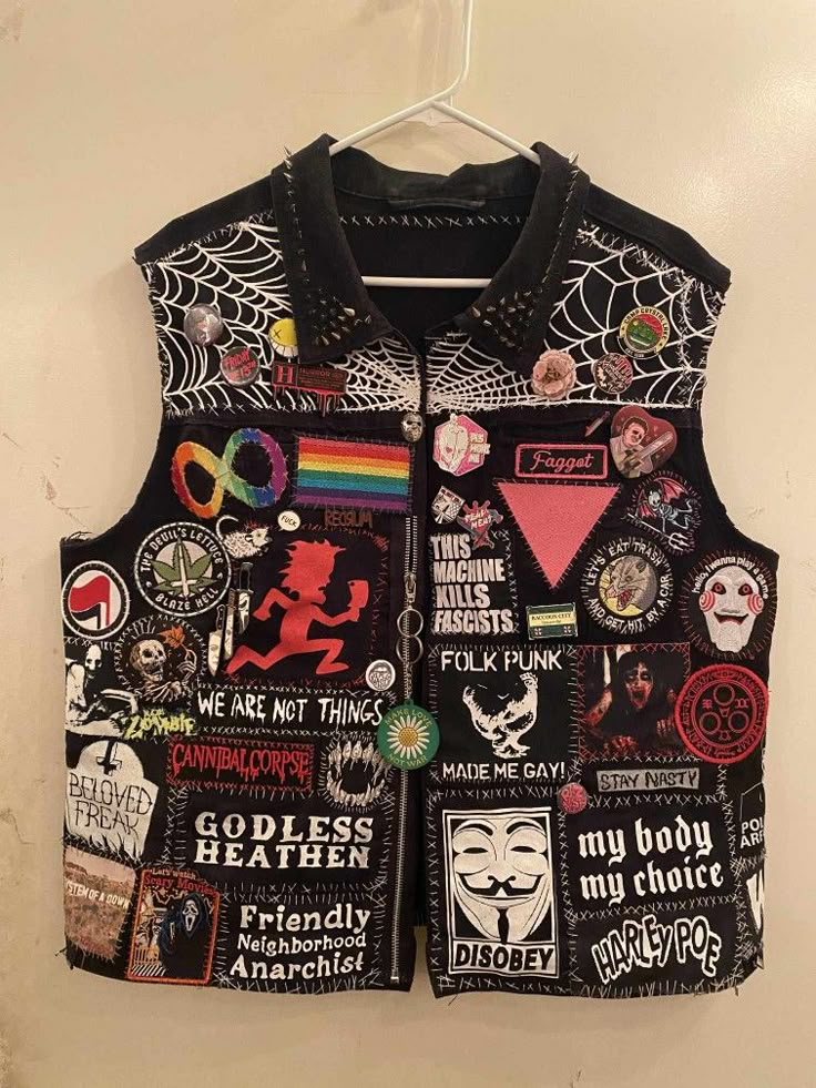 Crust Vest Ideas, Battle Jackets Punk, Punk Custom Jacket, Diy Punk Jacket Ideas, Patch Flannel Punk, Queer Battle Jacket, Folk Punk Jacket, Battle Jacket Aesthetic, How To Make A Battle Jacket