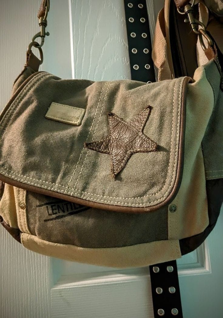 Y2k Messenger Bag Aesthetic, Brown Side Bag, Mesangers Bag, Grunge Shoulder Bag, Vintage Messenger Bag Aesthetic, Purse Aesthetic Vintage, Messenger Bags Aesthetic, Messagener Bag, Aesthetic Side Bag