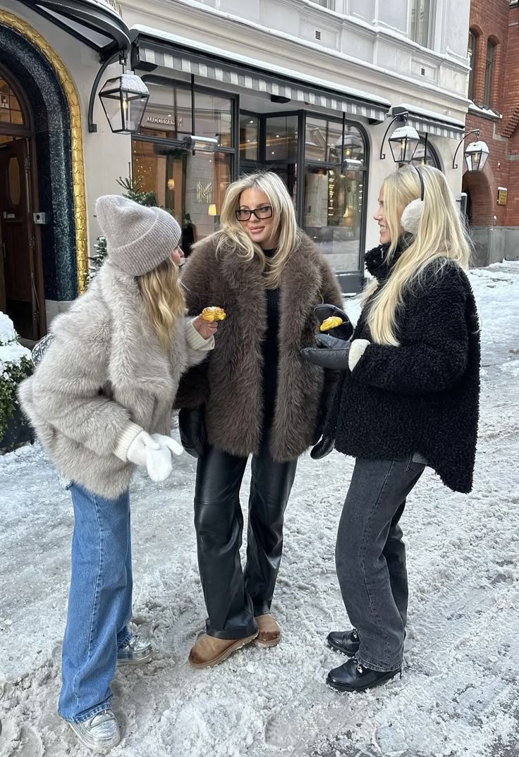 josefinlavold Faux Fur Casual Outfit, Amsterdam December Outfit, Winter Outfits Amsterdam, Amsterdam Outfits Winter, Paris December Outfit, Amsterdam Outfit Winter, City Winter Outfit, Icelandic Fashion, Mode Au Ski