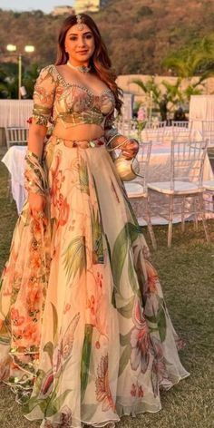 Girlish Lehenga Designs, Bridesmaid Reception Outfits, Indian Lehenga Modern, Indian Wedding Bridesmaids Lehengas, Modern Indian Wedding Outfits Sisters, Floral Indian Outfit, Sagai Outfit, Mehendi Outfits For Bridesmaid, Aesthetic Lehengas