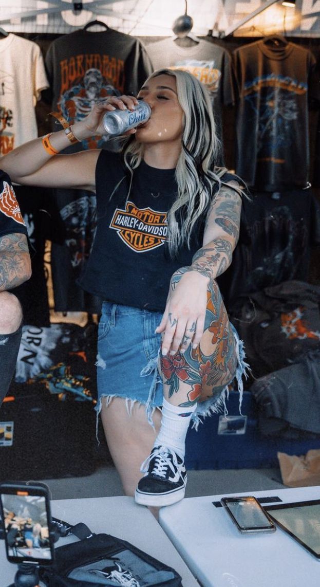 Casual Artistic Outfits, Outfits With Tattoos Style, Shorts And Band Tee Outfit, Outfits To Show Off Tattoos, Alternative Mom Aesthetic, Summer Outfits 2023 Edgy, Edgy Esthetics, Boho Grunge Outfits Midsize, Classy Rocker Chic Style Summer