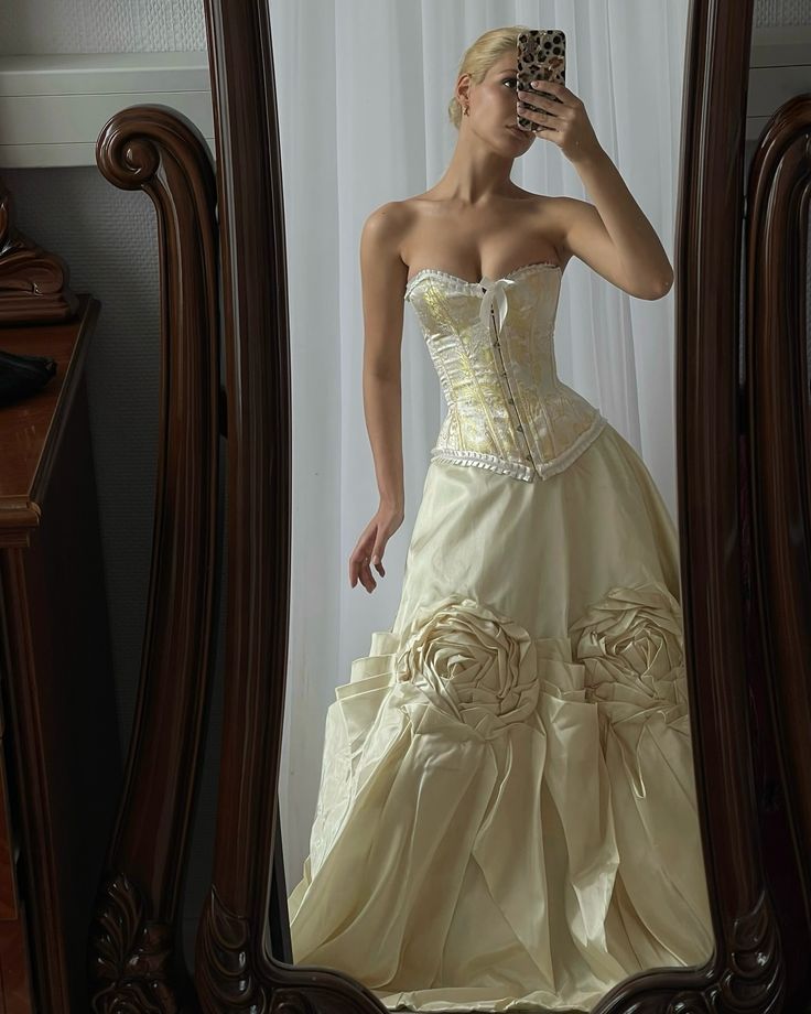 White Ball Gown Aesthetic, Royal Corset Dress, Pretty Ball Gowns Princesses, Breath Taking Dresses, Ballroom Waltz Dresses, Vintage Chanel Wedding Dress, Old Money Ball Gowns, 1851 Fashion, Fancy Dress Aesthetic