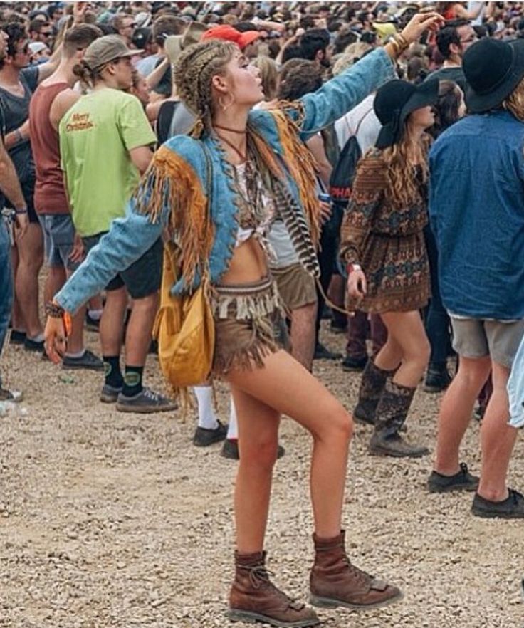 Festival vibes Desert Trip, Festival Make Up, Places To Travel With Friends, Festival Outfit Ideas, New York Outfit, Vibes Outfit, Flowers In Your Hair, Travel With Friends, Look Festival