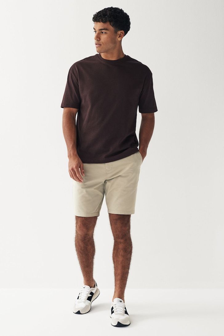 Mens T Shirt And Shorts Outfit, Outfits For Men In Summer, Mens T Shirt Outfit Casual, Mens Outfits For Short Men, Short Chinos Men Outfit, Short Mens Style, Cotton Shorts Outfit Men, Tan Shorts Outfit Men, Men Outfit Styles