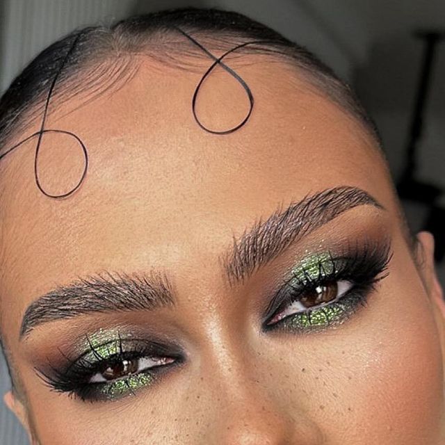 Dark Green Smokey Eye Makeup, Bold Green Eye Makeup, Green Smoky Eyes Makeup, Green Makeup Looks For Brown Eyes, Pat Mcgrath Makeup Looks, Lime Green Eye Makeup, Forest Green Makeup, Olive Green Makeup Look, Matcha Makeup