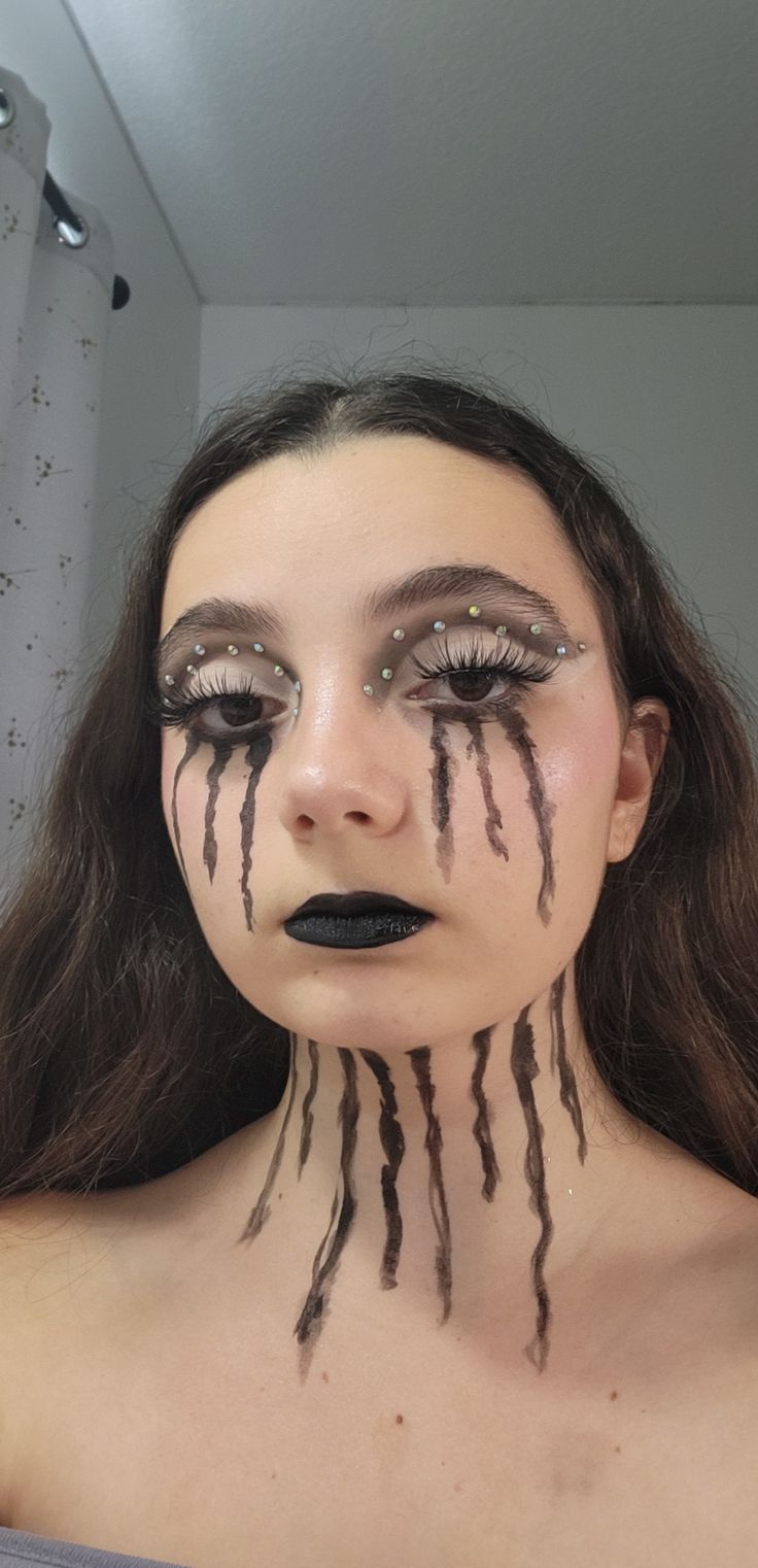 Black Costume Makeup, Ghoul Makeup Halloween, Fallen Angel Makeup Ideas, Evil Angel Makeup, Black Tears Makeup Halloween, Dead Prom Queen Makeup, Black Angel Makeup Looks Halloween, Yungblud Makeup Inspired, Black Angel Costume Makeup