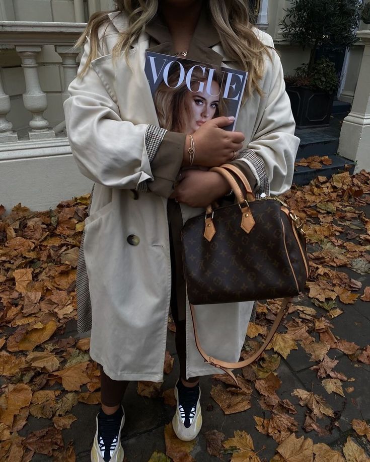 Autumn is coming, and a Louis Vuitton Speedy 30 is a perfect accessory to complete your fall wardrobe. 🍂👜🤎 #lvlover #falloutfits #autumncolors #fallfashion #lvbag #autumnstyle #louisvuitton #speedy30 #autumnvibes *Photo via Internet Louis Vuitton Purse Aesthetic, Speedy 20 Outfit, Louis Vuitton Speedy 25 Outfits, Speedy 30 Outfit, Speedy 25 Outfit, Louis Vuitton Speedy Outfit, Louis Vuitton Bandouliere, Louis Vuitton Bag Outfit, Louis Vuitton Outfit