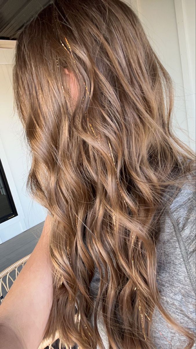 Golden Hair Tinsel, Brown Hair With Gold Tinsel, Hair Tinsel Light Brown Hair, Light Brown Hair With Tinsel, Tinsel In Hair Brown, Gold Tinsel In Blonde Hair, Brown Tinsel Hair, Tinsel Hair Aesthetic, Hair Tensil Brown Hair Ideas