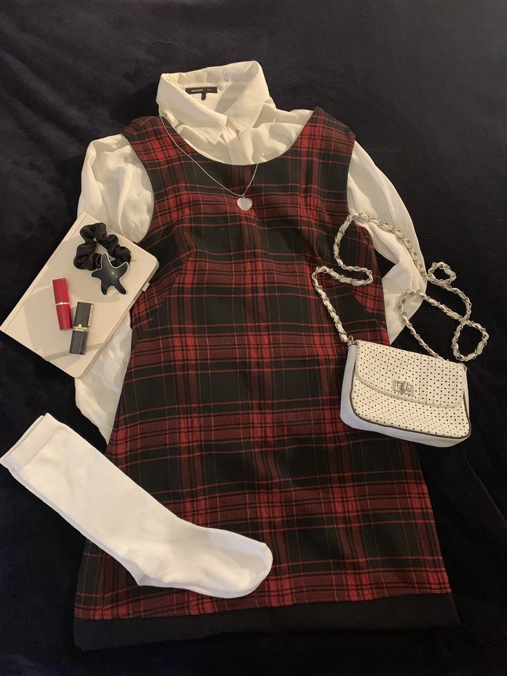 Plaid Outfit Aesthetic, 60s Outfits Aesthetic, Real Preppy, 60s Outfits, Preppy Chic Outfits, Plaid Outfit, 90s Runway Fashion, Plaid Outfits, Cute Comfy Outfits