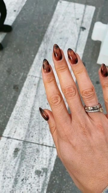 Nail Designs Tortoise Shell, Hailey Bieber Tortoise Nails, Copper Almond Nails, Chrome Tortoise Nails, Tortice Nails, Nail Art Fall 2023, Fall Chic Nails, Tortuous Shell Nails, Nail Fall 2023