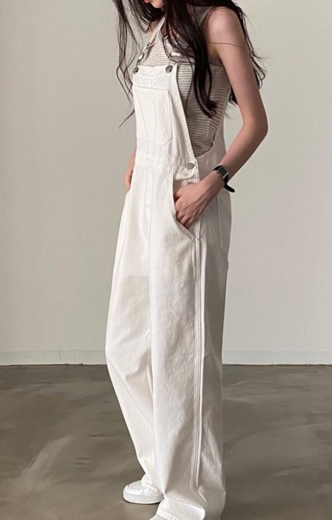 Korean Spring Fashion Women, White Overall Dress Outfit, Traveling Outfits For Women, Dangri Outfit, Jumpsuits Aesthetic, Korean Tomboy Style Outfit, Jeans Jumpsuit Outfit, White Overalls Outfit, White Overalls