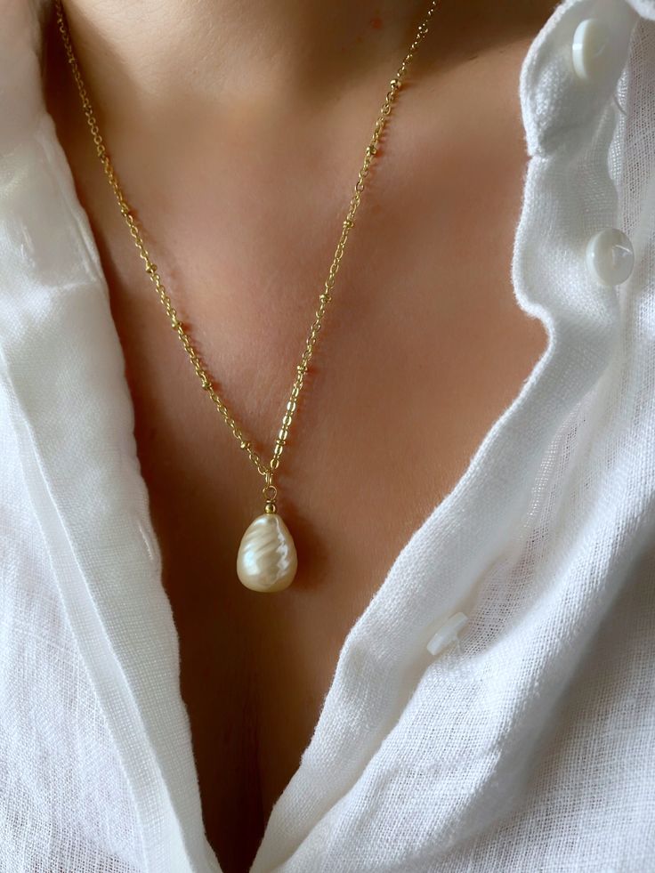 Stunning big pearl necklace! Elegant and feminine with vintage vibes, this single baroque pearl pendant is a chic statement piece that's great on its own or for layering. Pearls are back and are totally on trend! The statement pearl necklace features a gorgeous large Japanese baroque glass pearl that hangs from a retro style gold stainless steel bead chain.  Pearls are vintage from the late 60s and have a beautiful creamy champagne hue. It makes a perfect gift for June birthdays, gift for bride Big Pearl Jewelry, Statement Pearl Necklace, Big Pearl Necklace, Baroque Pearl Pendant, Pearl Necklace Gold, Pearl Jewelry Gift, Pearl Statement Necklace, Gold Baroque, Big Pearl