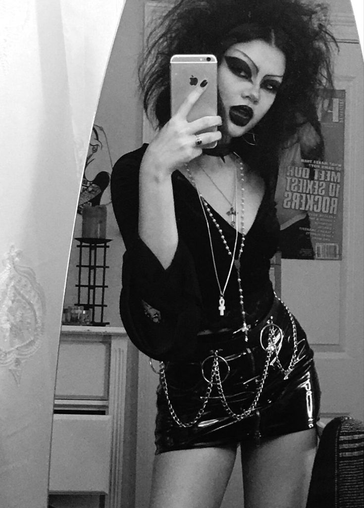 im hot Trad Goth Women, Real Goth Outfits, Deathrocker Goth, Trad Goth Outfits, Goth Outfit Inspo, Outfits Goth, Goth Fits, Goth Stuff, Goth Subculture