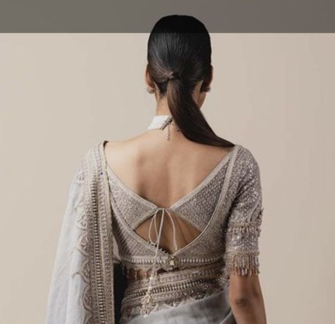 Latest Blouse Neck Design Back, Trendy Blouses Designs, Latest Blouse Patterns, Model Blouse, Blouse Designs Catalogue, Best Blouse Designs, Backless Blouse Designs, New Saree Blouse Designs, Traditional Blouse Designs