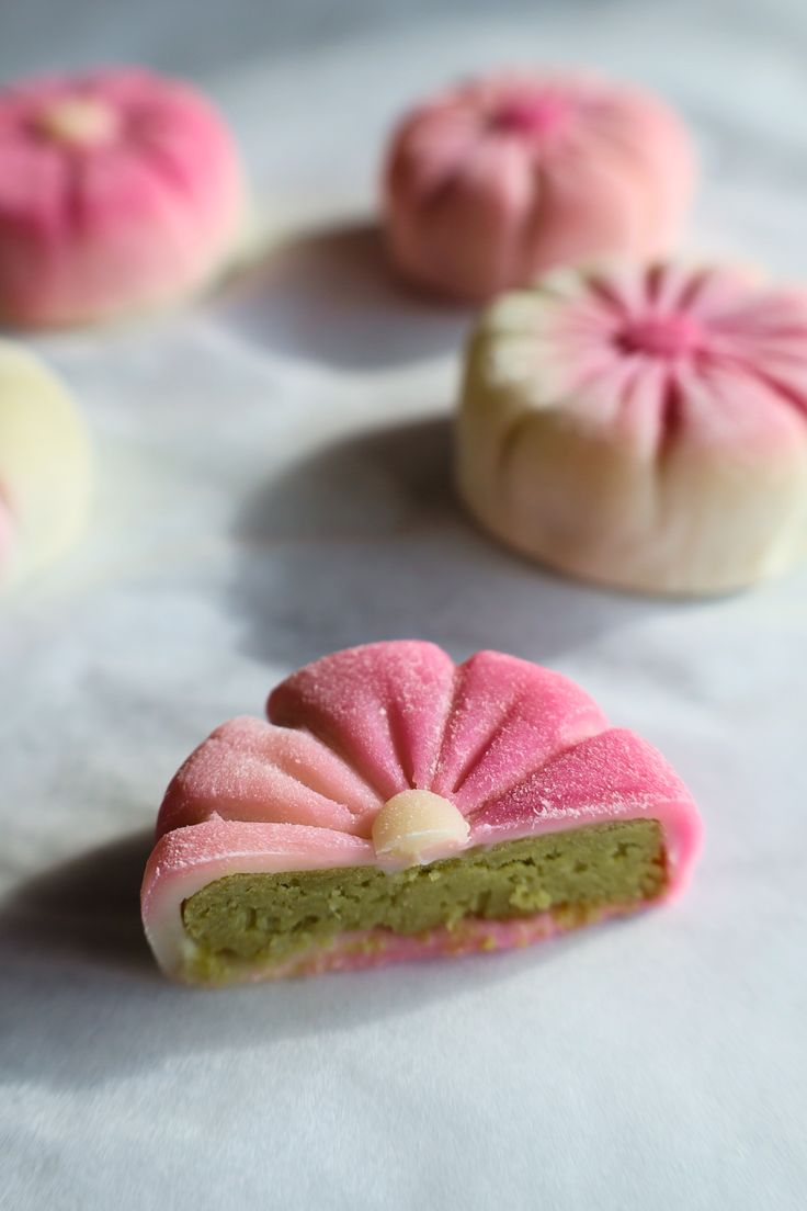 flower snow skin mooncake, flower cake Happy Mid Autumn Festival, Mung Bean, Mooncake, Asian Desserts, Bean Paste, Mid Autumn, Mid Autumn Festival, Moon Cake, Toothpick