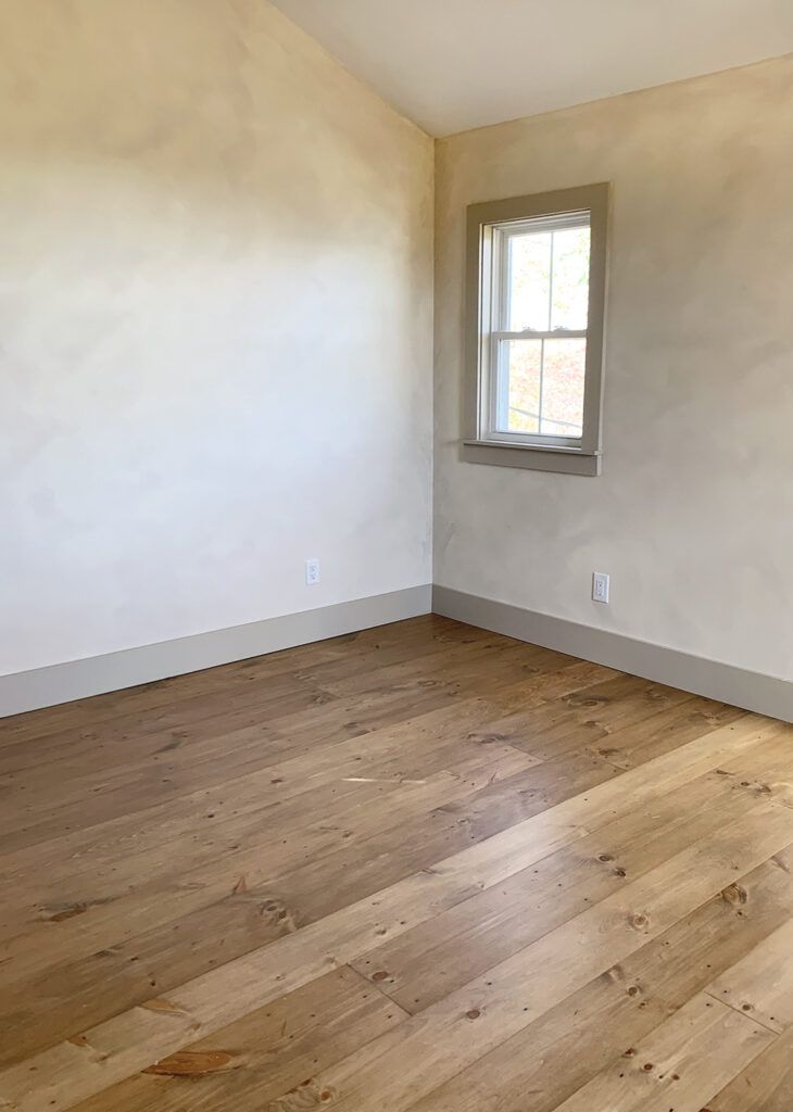 an empty room with hard wood floors and white paint on the walls is pictured in this image