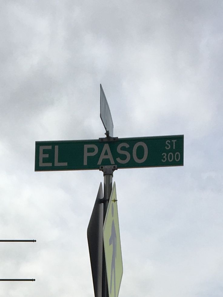 a street sign that reads el paso st and is on top of a pole in front of some buildings