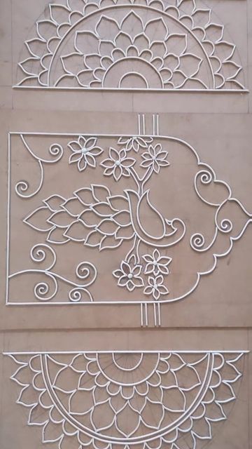 some type of art work on the side of a building with flowers and birds in it