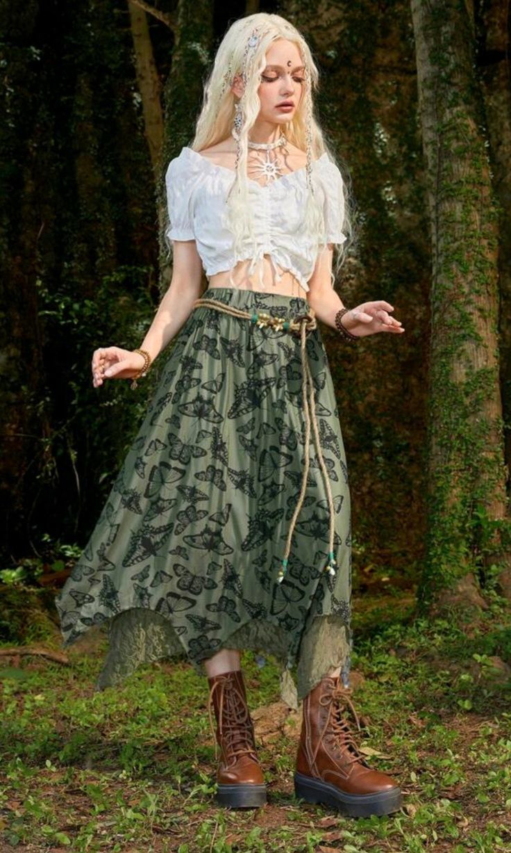 Woods Outfit Aesthetic, Mother Nature Outfit Ideas, Plant Core Outfit, Fantasycore Outfits Casual, Green Boho Outfits, Faeriecore Outfit, Hippie Fairy Core Outfits, Forest Inspired Outfit, Fae Core Outfit