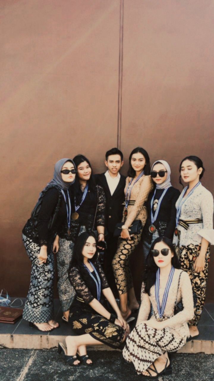 Outfit Graduation Hijab, Kebaya Wisuda Graduation, Graduation Sma, Graduation Ootd, Kebaya Wisuda Hijab, Outfit Hijab Ideas, Batik Couple, Kebaya Dress, Modern Hijab