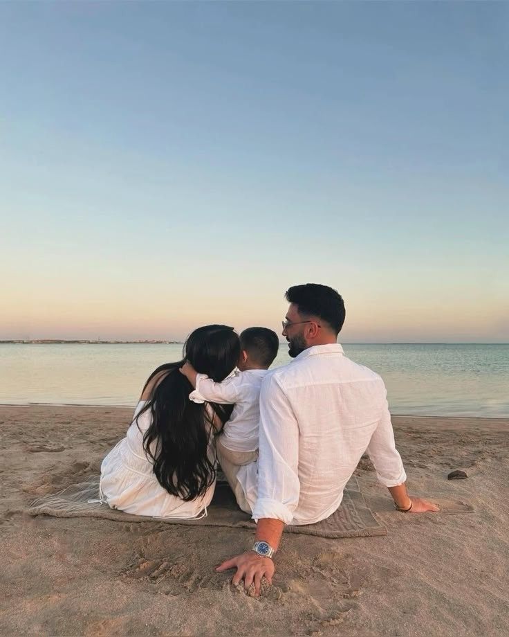 Couple With Kids Aesthetic, Couple With Baby, Mom Daughter Outfits, Anne Baba, Family Vibes, Dreamy Photography, Dream Family, Couple Picture Poses