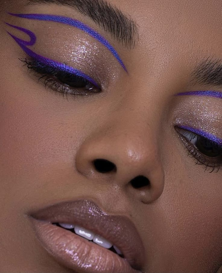 Eyeliner And Eyeshadow Looks, Makeup Ideas Unique, Eyeliner And Eyeshadow, Creative Eyeliner, Colorful Eyeliner, Euphoria Vibes, Instagram Minimalist, Purple Eyeliner, Maquillage On Fleek