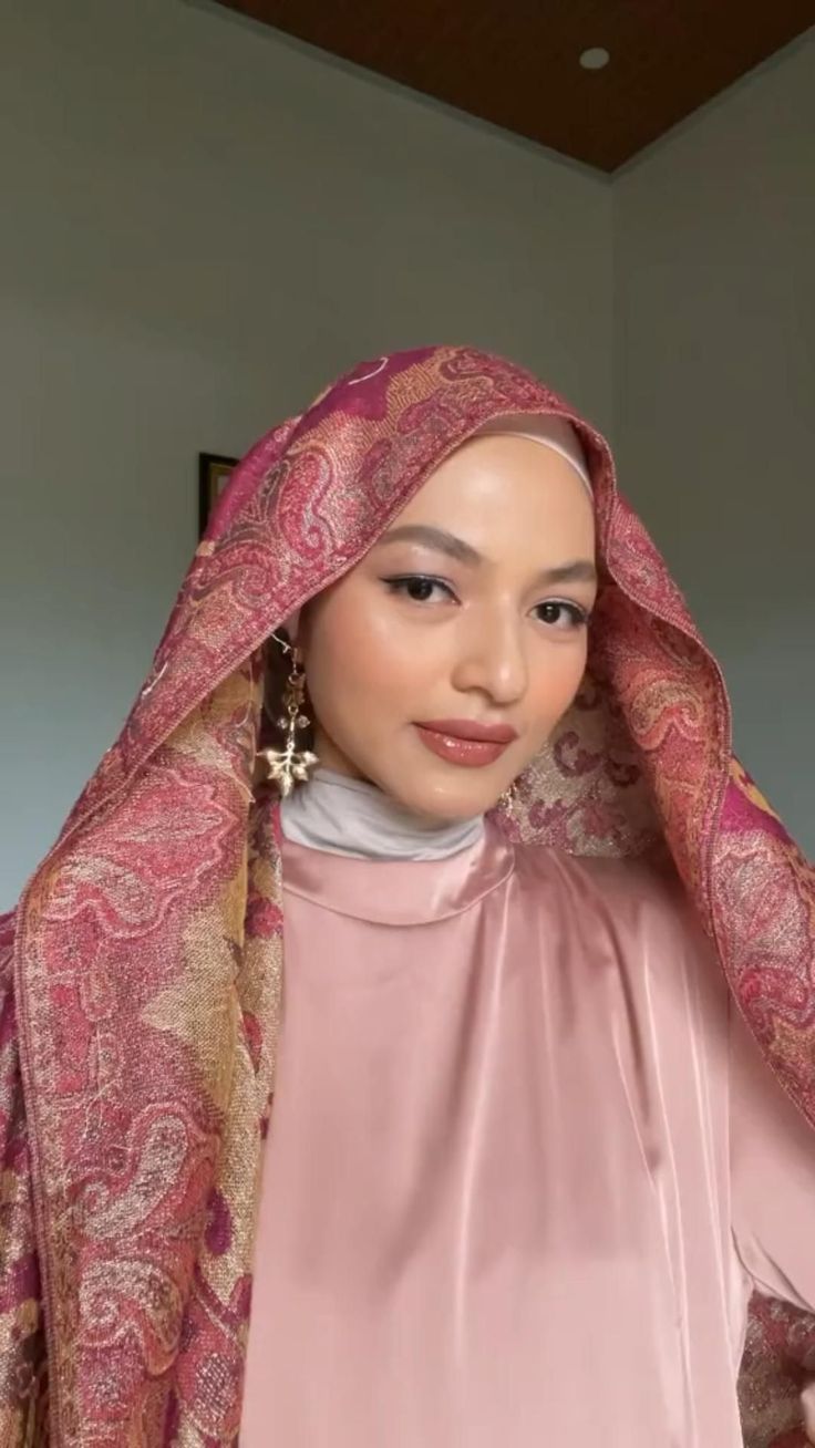 Pink Pashmina, Pashmina Hijab, Modest Girly Outfits, Simple Hijab Tutorial, Abaya Outfit, Simple Hijab, Pashmina Hijab Tutorial, Style Tutorial, Hijab Style Tutorial