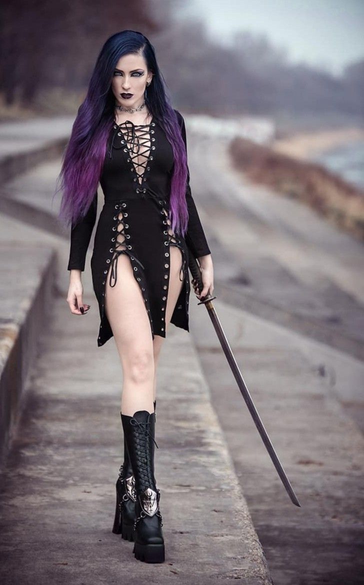 Wasteland Halloween, Gothic Hairstyle, Bold Hairstyles, Chica Dark, Embrace Your Dark Side, Dark Beauty Fashion, Goth Lingerie, Gothic Fashion Women, Gothic Women