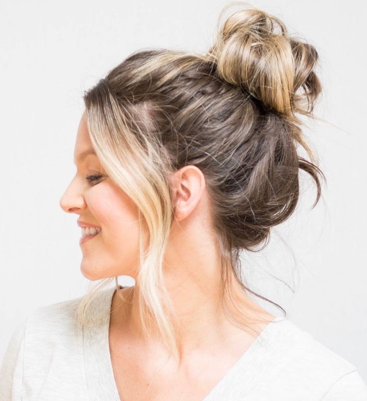 Der Messy Bun gehört aktuell zu den ganz großen Frisurentrends. Wir zeigen euch, wie der "unordentliche Dutt" perfekt gelingt. Matrix Hairstyle, Beyonce Hairstyles, Cute Bun Hairstyles, Hairstyles Reference, Cute Messy Buns, Toddler Hair Styles, Side Bun Hairstyles, Hairstyles Girl, Short Hair Bun