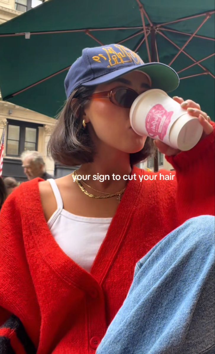 Hair Inspo Medium, Short Hair And Hats, Short Hair Hat, Bobs Outfit, Hats Short Hair, Hair With Hat, Trucker Hat Outfit, Short Hair Brown, Haircut Tips