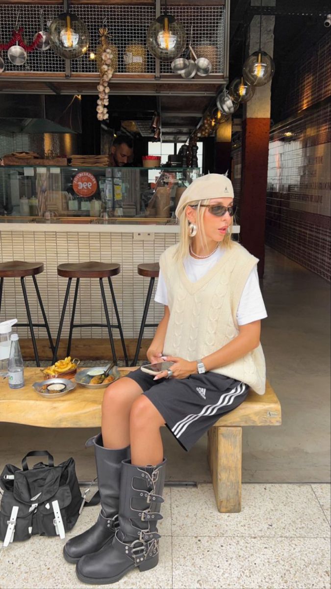 Adidas Shorts Outfit, Looks Adidas, Rok Outfit, Fest Outfits, Mode Boho, Shorts Outfits, Adidas Shorts, Mode Inspo, Biker Boots