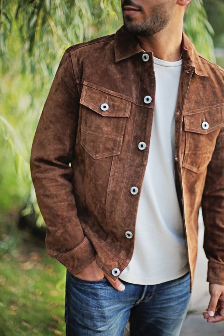 Brown suede jacket + white t-shirt + jeans Denim Jacket Men Outfit, Brown Denim Jacket, Suede Jacket Men, White Jeans Men, Denim Jacket Outfit, Mens Fashion Jeans, Brown Suede Jacket, Elegante Casual, Jackets Men Fashion