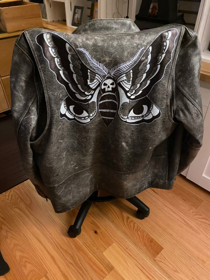 Deathshead sphinx moth on leather jacket with black Sharpie permanent marker and white oil based Sharpie paint pen. Painted Leather Jacket Punk, Sharpie Clothes, Rue Outfits, Painted Jacket Ideas, Alt Outfit Ideas, Leather Jacket Ideas, Sphinx Moth, Oil Based Sharpie, Jacket Painting