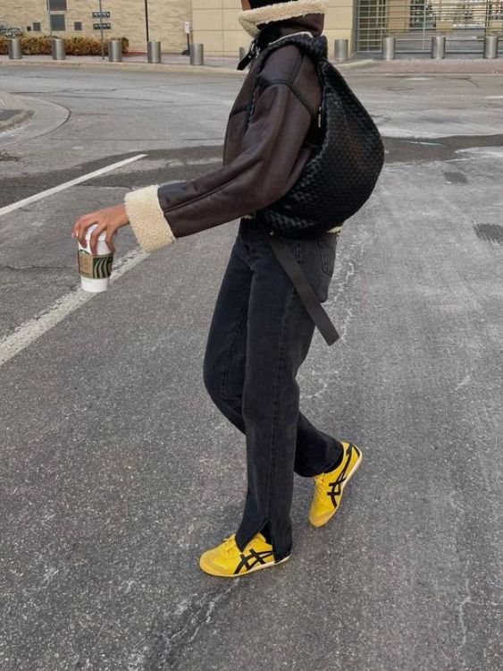 Cool Sneakers Outfit, Tiger Shoes Outfit, Yellow Onitsuka Tiger Outfit, Womens Sneakers Outfit, Casual Outfits Sneakers, Yellow Sneakers Outfit, Onitsuka Tiger Yellow, Sneakers Outfit Fall, Onitsuka Tiger Women Outfit