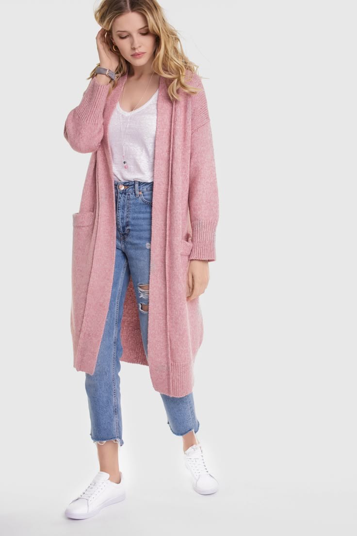 Long Cardigan Pink, Outfits With A Long Cardigan, Long Pink Cardigan Outfit Winter, Long Pink Sweater Outfit, Light Pink Outfit Ideas Casual, Pink Long Cardigan Outfit, Rose Cardigan Outfit, Pink Cardigan Outfit Winter, Light Cardigan Outfit